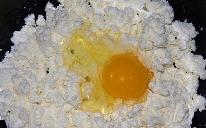 Куриное яйцо и творог