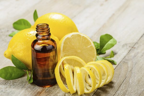 Лимоны и масло в темном бутыльке