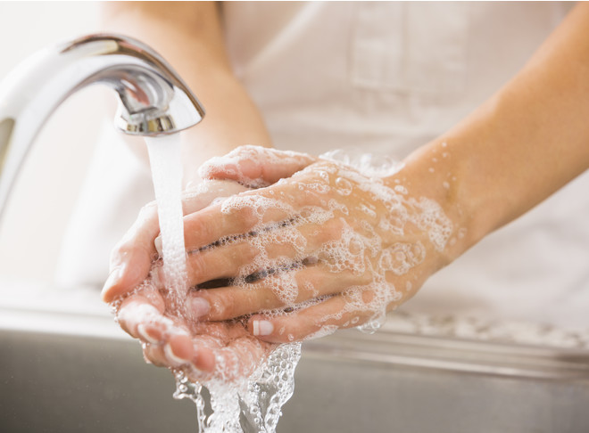 Для предотвращения сухости кожи мыть руки следует правильно