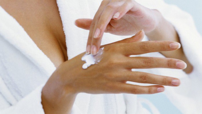 Мази помогают бороться с трещинами на коже рук