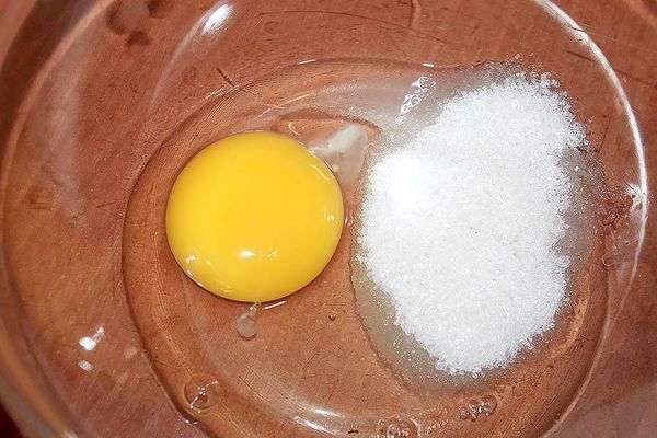 яйцо соединяем с сахаром