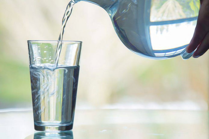 наливать чистую воду в стакан