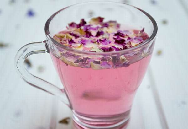 травяной чай с лепестками цветов