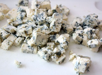 Полезные свойства сыра с плесенью для организма мужчин и женщин
