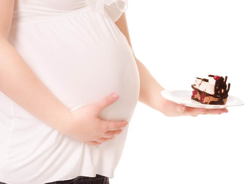 Гормоны управляют желанием съесть сладкое в организме беременной женщины