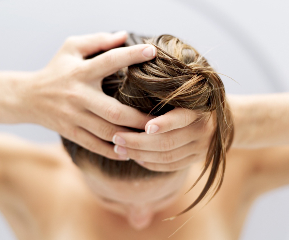 Массаж головы с маслом пачули стимулирует рост волос