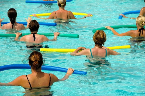 Инвентарь для упражнений в бассейне для похудения