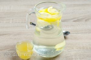 Напиток из лимона и меда: Лимон залить водой