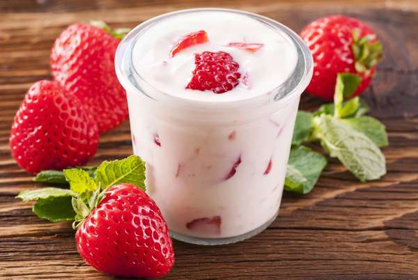 Простой рацион йогурт, с фруктами и ягодами