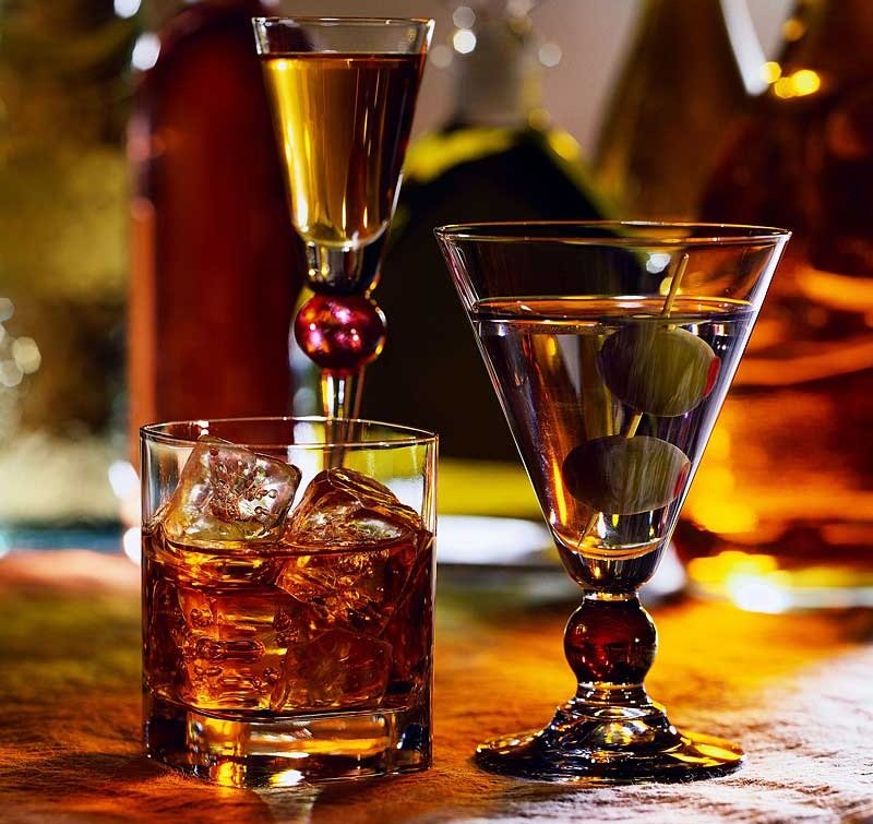 Алкогольные напитки в прозрачных бокалах