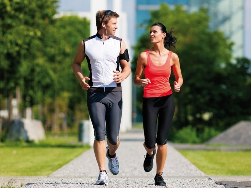 Мужчина и женщина совершают пробежку