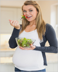 беременная девушка ест салат