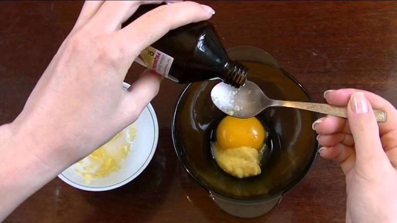 Маска из масла касторки и яйца