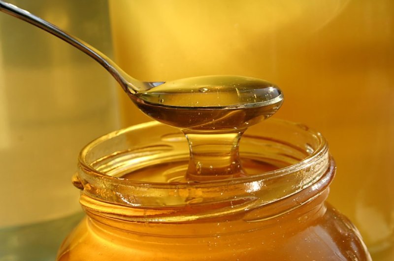 Мед восстанавливает структуру волос