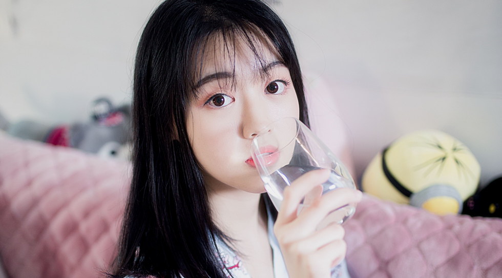 женщина пьет воду из стакана