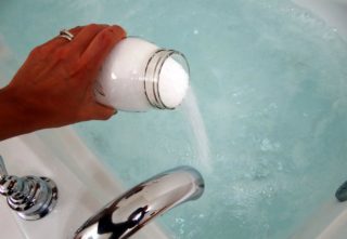 Для эффективности соляной ванны необходимо использовать 500 гр морской соли