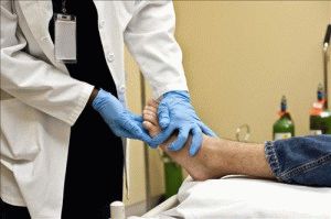 Обследование ног врачом