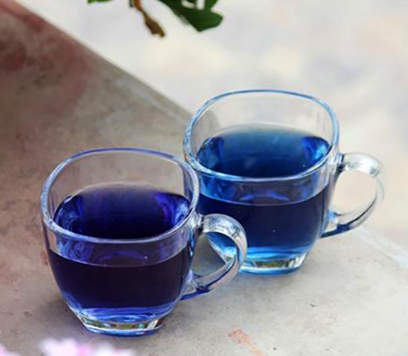 2 чашки синего чая