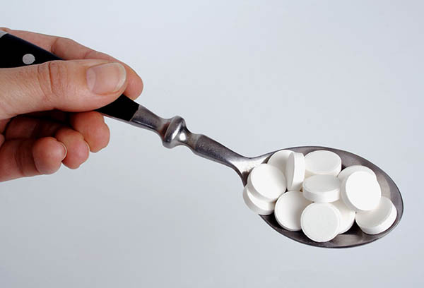 Ложка с таблетками сахарозаменителя