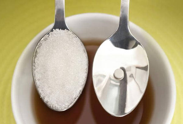 Ложка сахара и таблетка сахарозаменителя