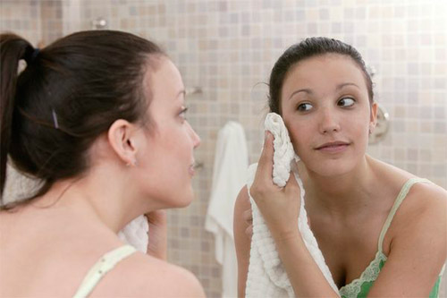 девушка вытирает лицо полотенцем