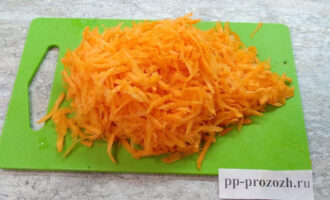 Шаг 3: Морковь натрите на крупной терке и положите на мясо в мультиварку.