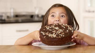 Девочка с большим тортом
