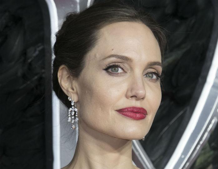 Без фотошопа: Анджелина Джоли показала худую изможденную руку