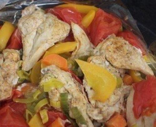 Запеченная, диетическая, сочная куриная грудка с овощами.