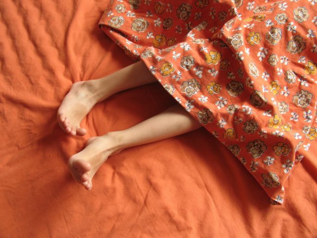 Нарушение сна. Дело в том, что возникновение неприятных ощущений в ногах сопряжено с суточным ритмом. Как правило, они появляются через несколько минут после отхода ко сну, а значит, не дают заснуть
