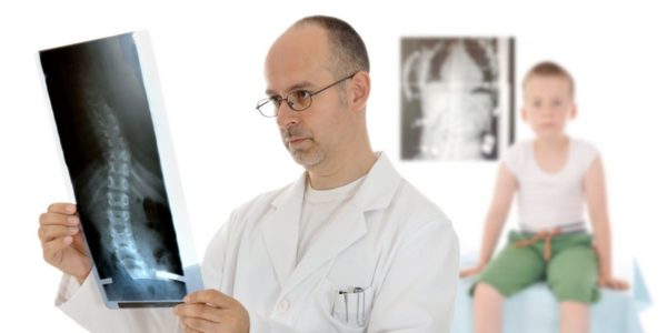 Для выявления патологических изменений в позвоночнике пациенту назначается рентгенография