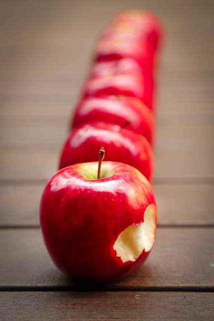 Общепринято на первое место по содержанию железа в продуктах ставить яблоки