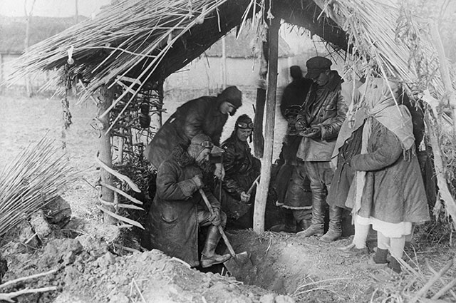 Бригада специальной комиссии по хлебозаготовкам откапывает крестьянское зерно, спрятанное в ямах-схронах. 1933 год.