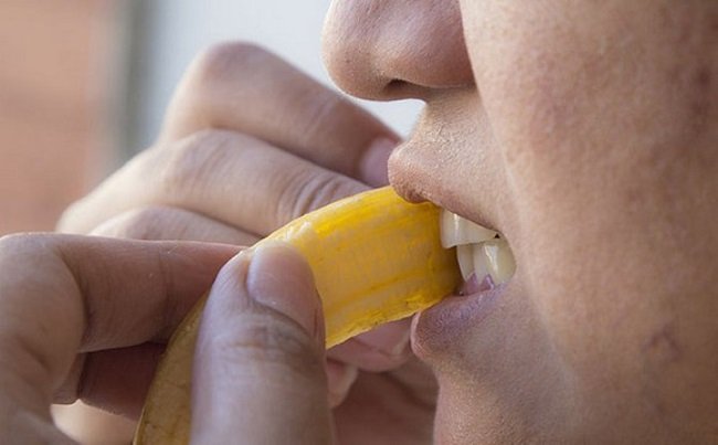 отбеливание зубов кожурой банана