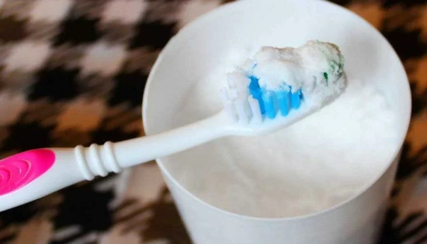 Как отбелить зубы домашними средствами за 20 минут