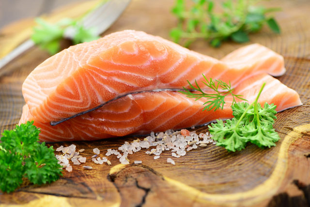 Благодаря большому количеству белка, содержащемуся в рыбе, повышается тонус глазных мышц и эластичность кровеносных сосудов