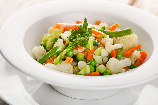 Паровые овощи, мясо и рыбу едят с зеленью, сметаной, тертым сыром, сливочным или оливковым маслом, сливками или соусом